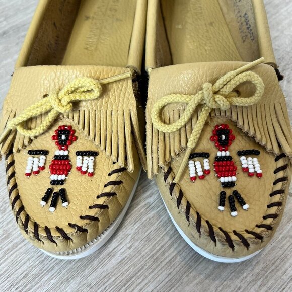 Minnetonka Moccasins Womens Size 7 Beige Beaded Thunderbirds Bow Flats Natural - Picture 3 of 14